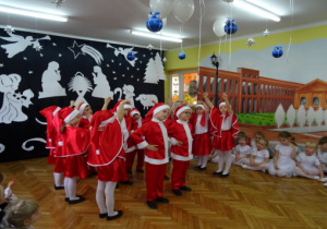 Dzieci z gr. IV przebrane za Mikołajów wykonują Taniec Mikołajowy.